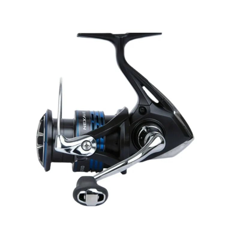 Molinete Shimano Nexave em fundo branco, vista 3/4 do lado da manivela