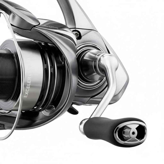 molinete-daiwa-exceler-lt-2023-original-prata-foto-detalhe-manivela-metalica