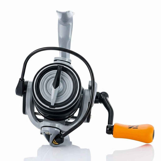 molinete-mr-reel-vw-l-nts-original-ambidestro-vista-frontal-com-manivela-laranja-e-carretel-preto