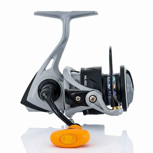 molinete-mr-reel-vw-l-nts-original-ambidestro-vista-lateral-oposta-com-manivela-laranja-e-detalhes-do-corpo-cinza