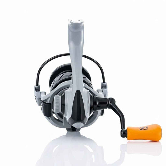 molinete-mr-reel-vw-l-nts-original-ambidestro-vista-traseira-com-manivela-laranja-e-design-simétrico-em-corpo-cinza