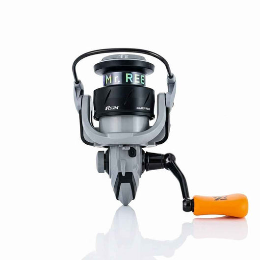 molinete-mr-reel-vw-l-nts-original-ambidestro-vista-frontal-exibindo-carretel-preto-com-logo-mr-reel-e-manivela-laranja