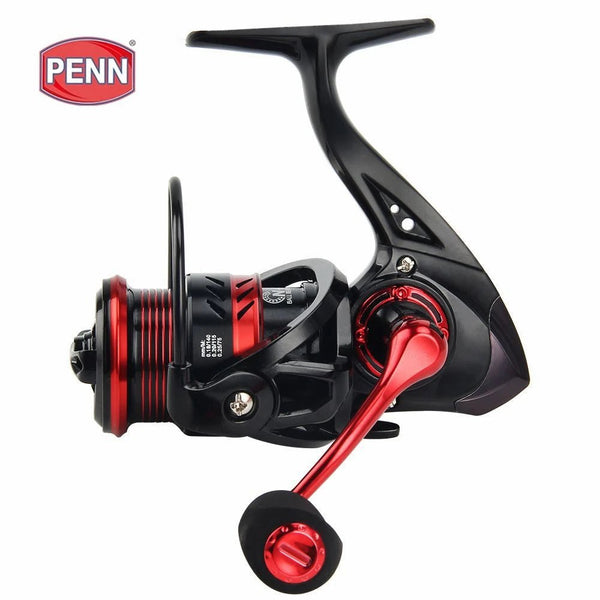 molinete-penn-dy-original-2024-preto-e-vermelho-corpo-em-grafite-manivela-de-aluminio-com-carretel-vermelho-e-logo-penn-fundo-branco