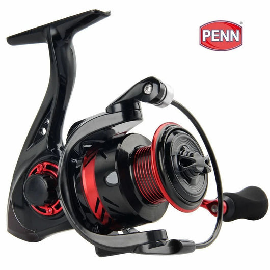 molinete-penn-dy-original-2024-visao-traseira-preto-e-vermelho-carretel-metalico-logo-penn-fundo-branco
