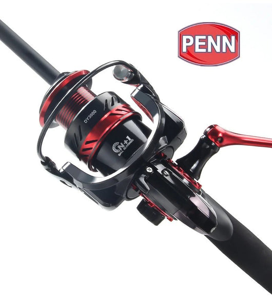 molinete-penn-dy-original-2024-detalhe-no-carretel-em-uso-na-vara-logo-penn-fundo-branco