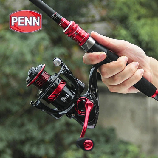 molinete-penn-dy-original-2024-em-uso-exterior-logo-penn-fundo-natural-mao-segurando-vara-preta-e-vermelha