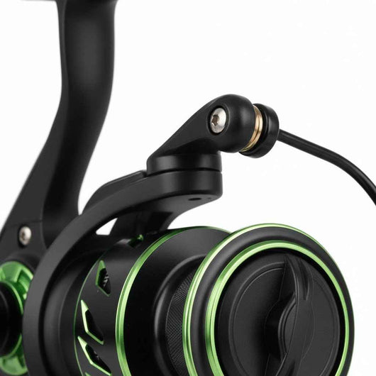 molinete-piscifun-viper-x-original-preto-e-verde-em-close-detalhando-o-aro-do-carretel-e-o-sistema-de-arco-bail-de-alta-precisão