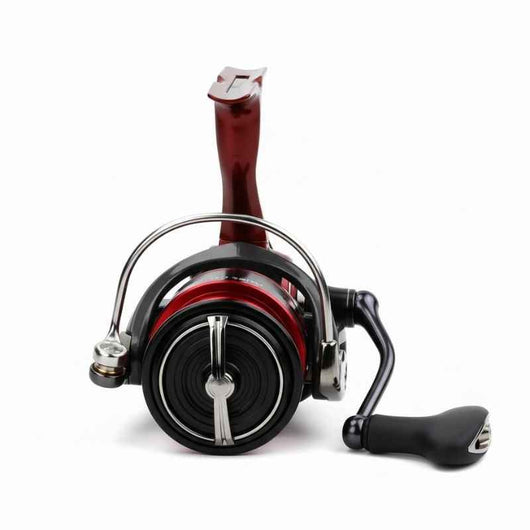 molinete-daiwa-fuego-cs-lt-vermelho-preto-foto-frontal-bobina-manivela