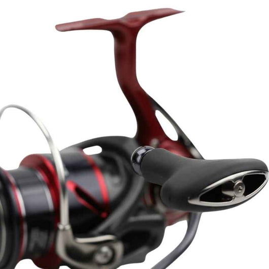 molinete-daiwa-fuego-cs-lt-vermelho-preto-foto-superior-corpo-manivela
