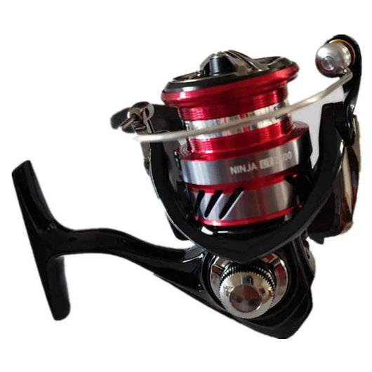 molinete-daiwa-ninja-lt-original-2018-preto-e-vermelho-visto-de-lado-com-carretel-ninja-lt-em-destaque-fundo-branco
