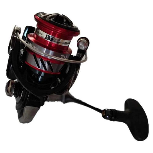 molinete-daiwa-ninja-lt-original-2018-preto-e-vermelho-com-manivela-em-destaque-visto-de-frente-fundo-branco