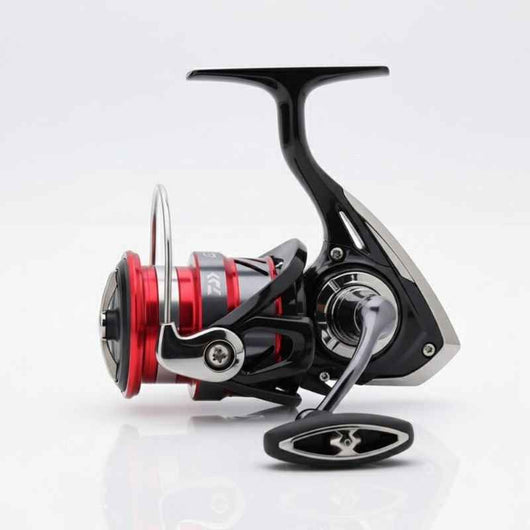 molinete-daiwa-ninja-lt-original-2018-preto-e-vermelho-visto-de-lado-sobre-superficie-reflexiva-fundo-branco