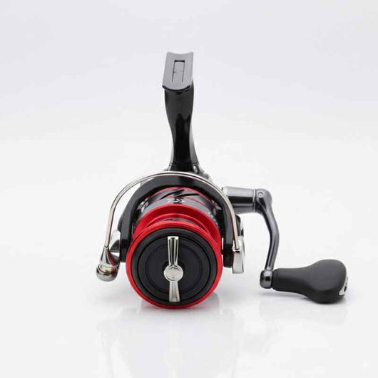 molinete-daiwa-ninja-lt-original-2018-preto-e-vermelho-visto-de-cima-sobre-superficie-reflexiva-fundo-branco