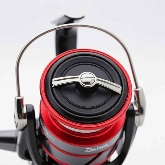 molinete-daiwa-ninja-lt-original-2018-detalhe-do-carretel-vermelho-e-preto-visto-de-cima-com-arco-de-metal-fundo-branco