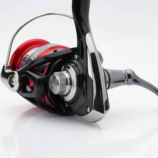 molinete-daiwa-ninja-lt-original-2018-detalhe-lateral-em-close-preto-e-vermelho-com-reflexo-sobre-superficie-branca