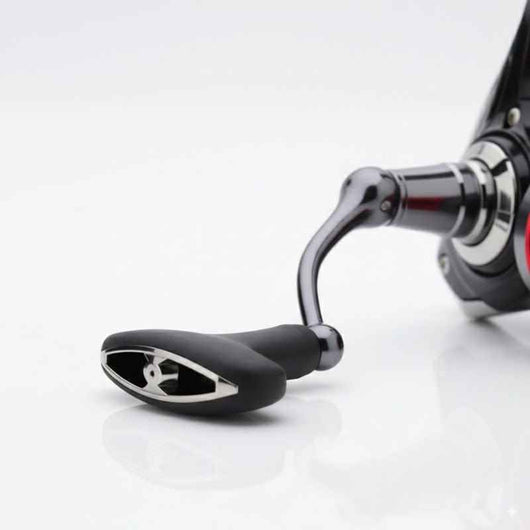 molinete-daiwa-ninja-lt-original-2018-detalhe-da-manivela-em-close-com-logo-daiwa-sobre-fundo-branco-reflexivo