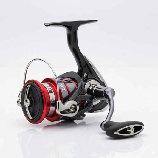 molinete-daiwa-ninja-lt-original-2018-visao-lateral-completa-em-preto-e-vermelho-sobre-fundo-branco-iluminado