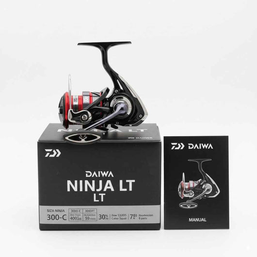 molinete-daiwa-ninja-lt-original-2018-com-caixa-e-manual-sobre-fundo-branco-exibindo-o-produto-e-a-embalagem-oficial