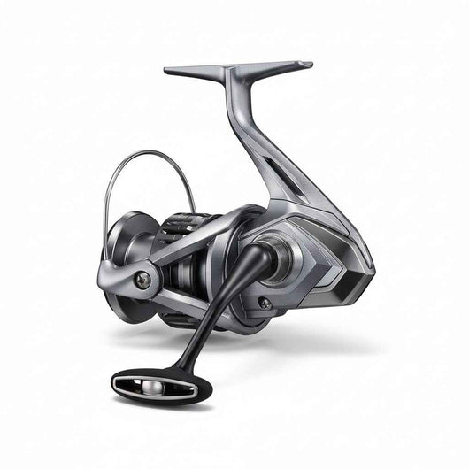 molinete-shimano-nasci-original-prata-metálico-exibido-em-fundo-branco-visto-de-lado-com-detalhes-preto-e-design-moderno
