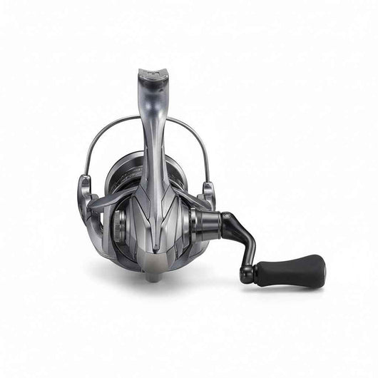 molinete-shimano-nasci-original-prata-visto-de-frente-superior-com-manivela-preta-em-fundo-branco
