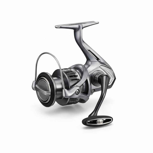 molinete-shimano-nasci-original-prata-visto-em-ângulo-diagonal-com-manivela-preta-e-detalhes-metálicos-em-fundo-branco