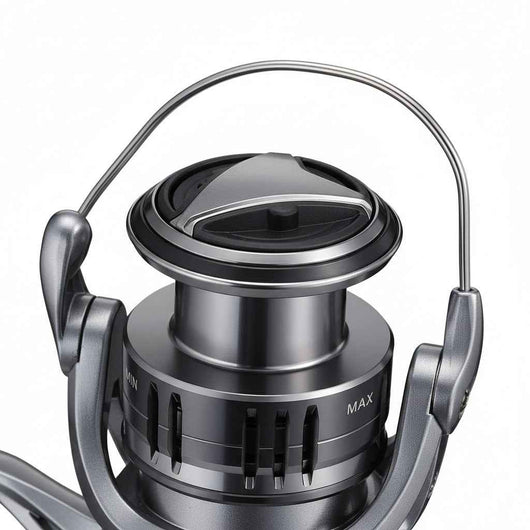 carretel-do-molinete-shimano-nasci-original-em-detalhe-com-marcas-de-capacidade-e-estrutura-metálica-em-foco-sobre-fundo-branco