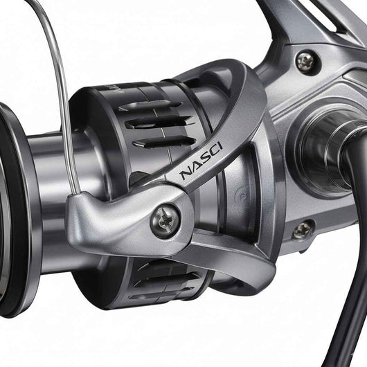 detalhe-do-molinete-shimano-nasci-original-mostrando-a-estrutura-lateral-com-arco-de-fio-e-o-nome-nasci-gravado-em-fundo-branco