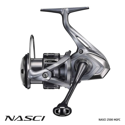 molinete-shimano-nasci-2500-hgfc-visto-de-lado-com-logotipo-nasci-em-fundo-branco