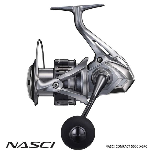 molinete-shimano-nasci-compact-5000-xgfc-visto-de-lado-com-logotipo-nasci-em-fundo-branco