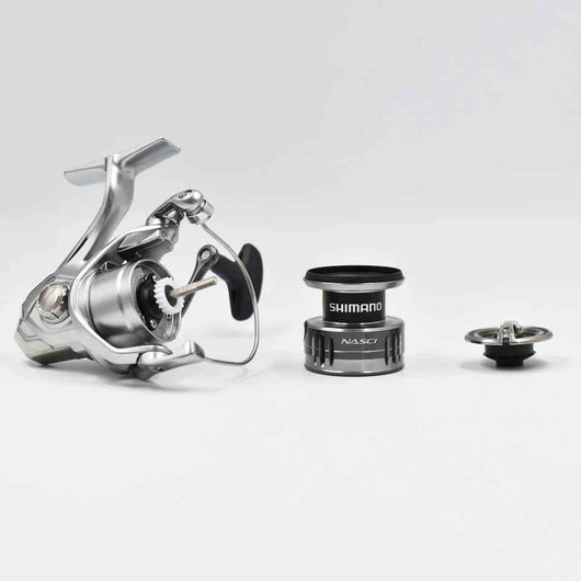 molinete-shimano-nasci-desmontado-com-carretel-e-pecas-sobre-superficie-cinza-clara