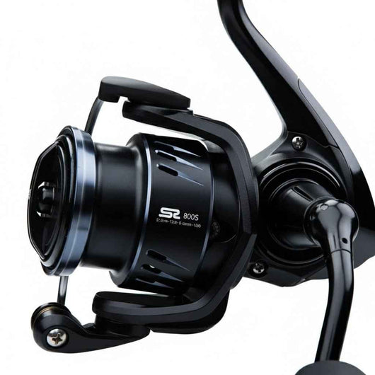 molinete-spinning-wheel-fibra-de-carbono-ultra-leve-preto-close-up-da-bobina-e-estrutura-lateral