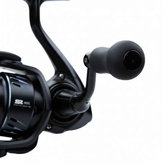 molinete-spinning-wheel-fibra-de-carbono-ultra-leve-preto-close-up-da-manivela-antideslizante