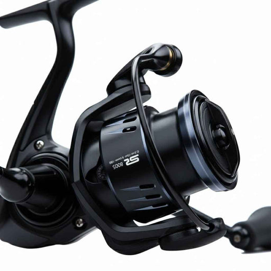 molinete-spinning-wheel-fibra-de-carbono-ultra-leve-preto-close-up-da-bobina-e-estrutura-lado-esquerdo