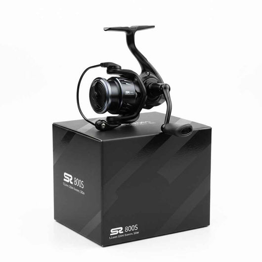 molinete-spinning-wheel-fibra-de-carbono-ultra-leve-preto-exposto-sobre-caixa-original-modelo-sr800s