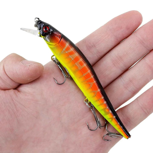 isca-artificial-minnow-sinking-deep-diving-crankbait-115mm-cor-laranja-amarela-em-mao-para-escala-de-tamanho