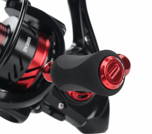 molinete-penn-dy-original-2024-detalhe-manivela-ergonomica-preta-e-vermelha-close-up-fundo-branco