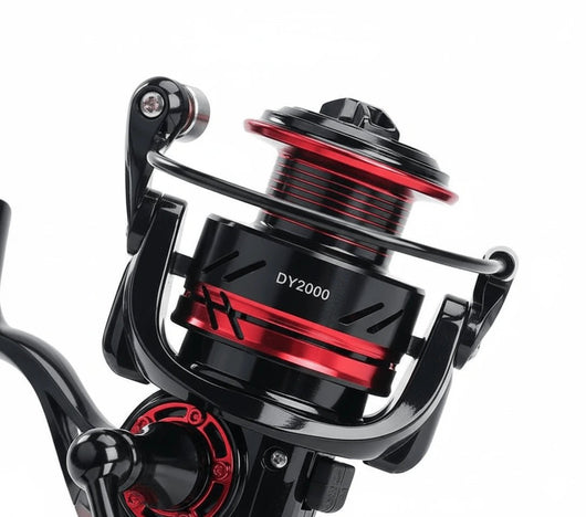 molinete-penn-dy-original-2024-close-up-carretel-metalico-dy2000-detalhe-preto-e-vermelho-fundo-branco