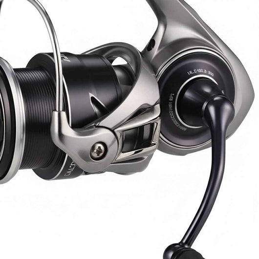 molinete-daiwa-caldia-cinza-foto-detalhe-manivela-borracha