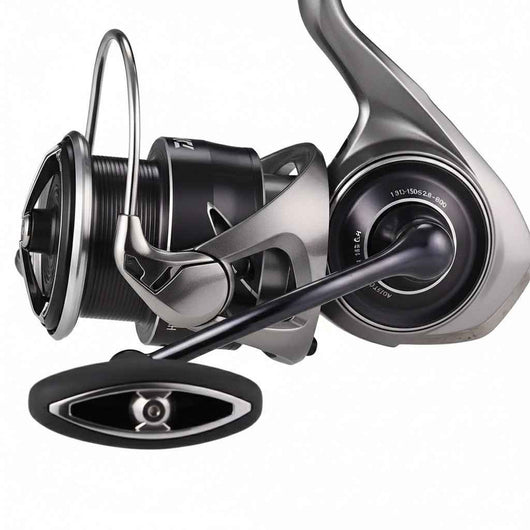 molinete-daiwa-caldia-cinza-foto-lateral-bobina-extra-aluminio