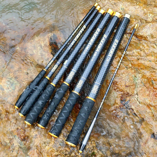 vara-de-pesca-bakawa-100-carbon-hand-rod-premium-original-varas-telescopicas-de-carbono-sobre-pedras-proximas-a-rio-com-agua-rasteira