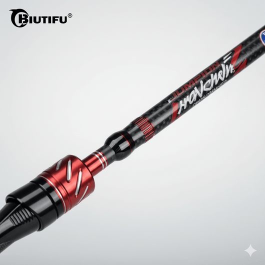 vara-de-pesca-biutifu-ultralight-carbon-t800-detalhe-do-reel-seat-em-metal-vermelho-com-rosca-preta-e-corpo-em-carbono-com-graficos-hanchn-zoom-em-fundo-cinza
