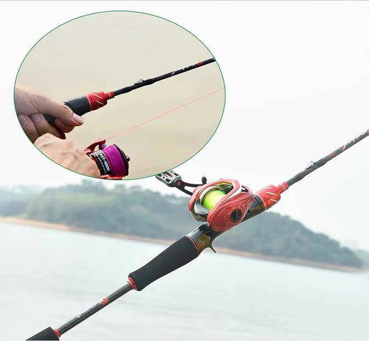 vara-de-pesca-biutifu-ultralight-carbon-t800-em-uso-com-detalhe-ampliado-da-mao-segurando-o-reel-seat-vermelho-e-carretilha-acoplada-com-linha-esticada-em-cenario-externo