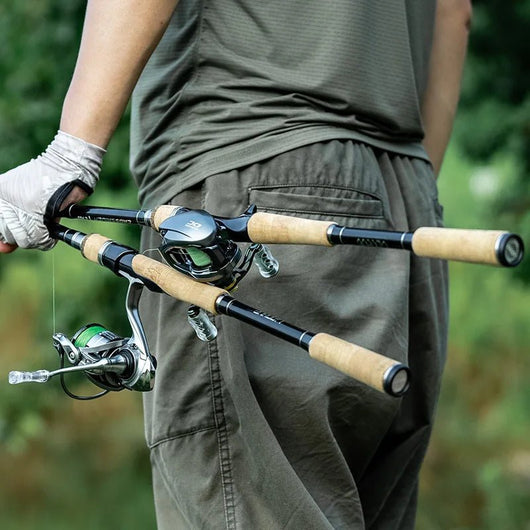pescador-segurando-duas-varas-fuji-luckytime-3-secoes-montadas-com-molinete-e-carretilha