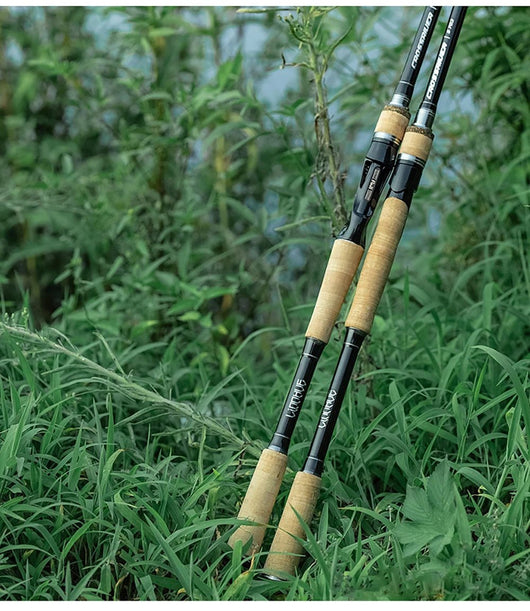 duas-varas-fuji-luckytime-3-secoes-apoiadas-na-vegetacao-durante-pesca