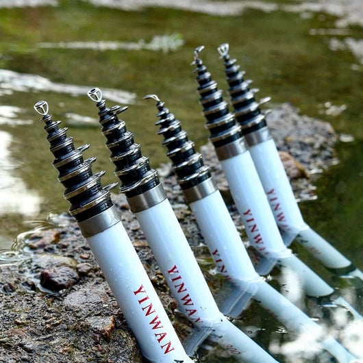 vara-de-pesca-josby-telescopica-branca-pontas-telescopicas-em-detalhe-sobre-rocha-com-agua